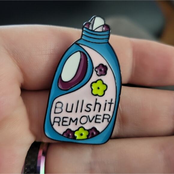 Bullsh*t remover detergent bottle lapel pin - Picture 2 of 3